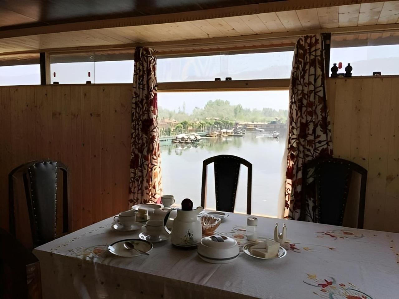 Srīnagar Heritage Amina Group Of Houseboats酒店 外观 照片